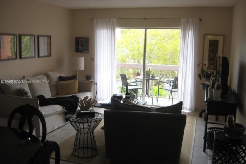 Condo in Miami, Florida, 2 bedrooms  № 1893492 - photo 6