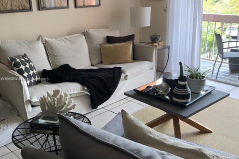 Condo in Miami, Florida, 2 bedrooms  № 1893492 - photo 5