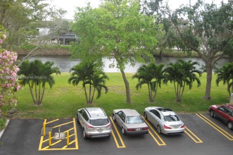 Condo in Miami, Florida, 2 bedrooms  № 1893492 - photo 15
