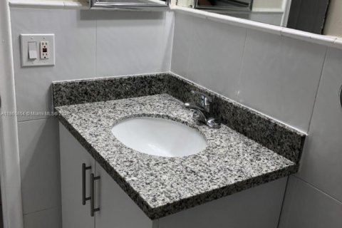 Condo in Miami, Florida, 2 bedrooms  № 1893492 - photo 22