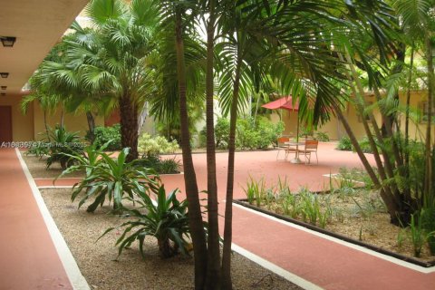 Condo in Miami, Florida, 2 bedrooms  № 1893492 - photo 13