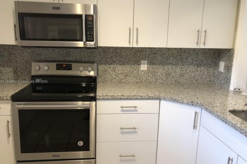 Condo in Miami, Florida, 2 bedrooms  № 1893492 - photo 23