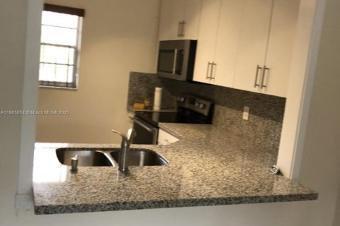 Condo in Miami, Florida, 2 bedrooms  № 1893492 - photo 25