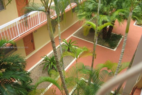Condo in Miami, Florida, 2 bedrooms  № 1893492 - photo 12