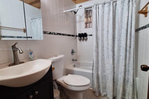 House in Key Largo, Florida 3 bedrooms, 108.7 sq.m. № 2026087 - photo 12