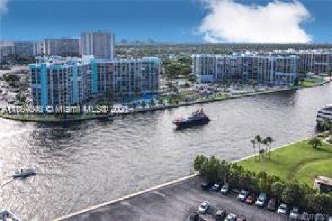 Снять в аренду кондоминиум в Холливуд, Флорида 2 спальни, 167.22м2, № 1893095 - фото 1