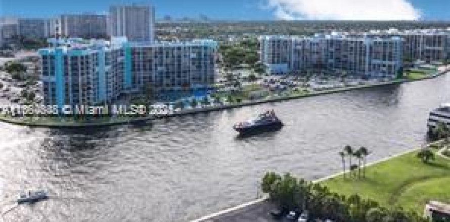 Кондоминиум с 2 спальнями в Холливуд, Флорида № 1893095