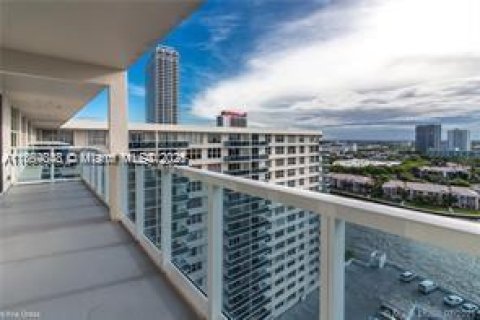 Снять в аренду кондоминиум в Холливуд, Флорида 2 спальни, 167.22м2, № 1893095 - фото 3