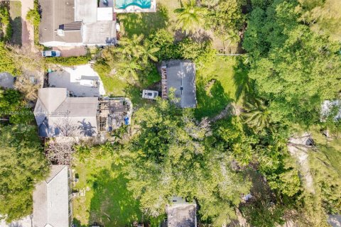 House in Biscayne Park, Florida 2 bedrooms, 121.14 sq.m. № 1699196 - photo 1