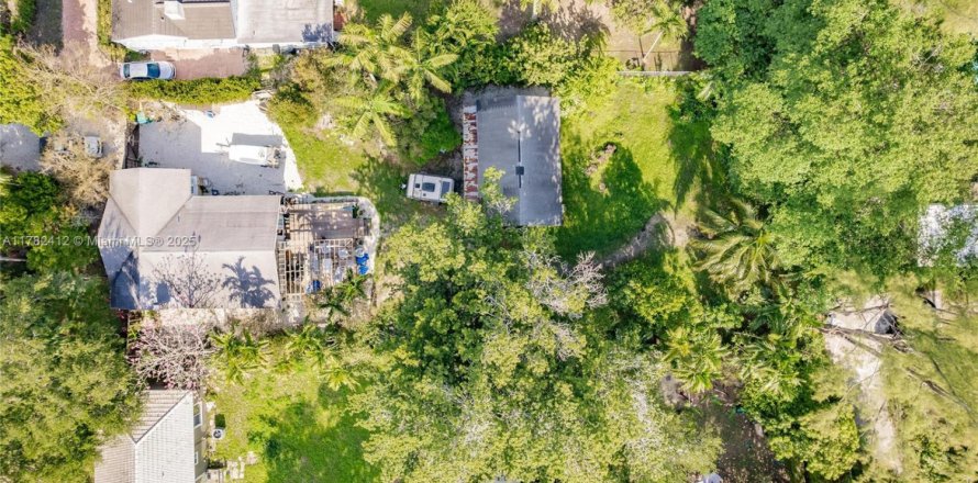 House in Biscayne Park, Florida 2 bedrooms, 121.14 sq.m. № 1699196