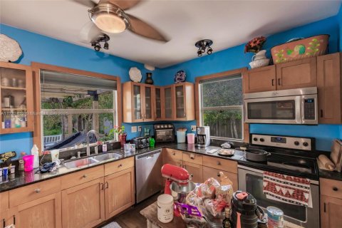House in Biscayne Park, Florida 2 bedrooms, 121.14 sq.m. № 1699196 - photo 12