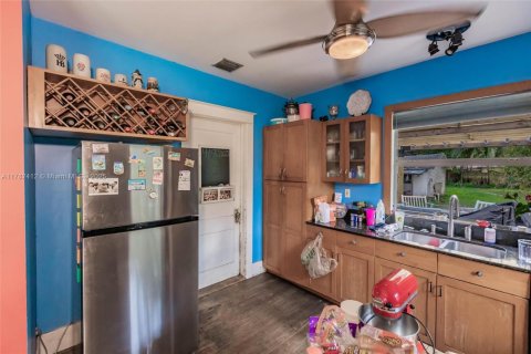 House in Biscayne Park, Florida 2 bedrooms, 121.14 sq.m. № 1699196 - photo 11