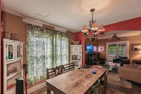House in Biscayne Park, Florida 2 bedrooms, 121.14 sq.m. № 1699196 - photo 13