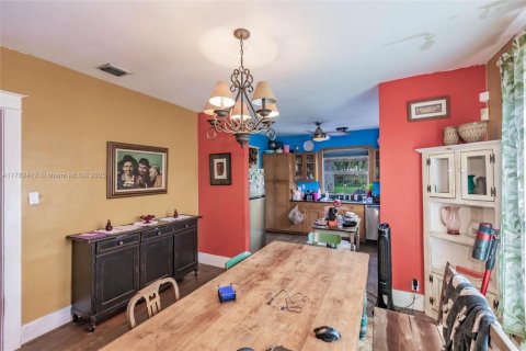 House in Biscayne Park, Florida 2 bedrooms, 121.14 sq.m. № 1699196 - photo 10