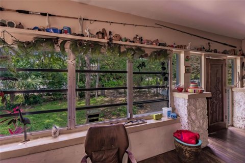 House in Biscayne Park, Florida 2 bedrooms, 121.14 sq.m. № 1699196 - photo 6