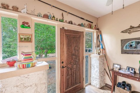 House in Biscayne Park, Florida 2 bedrooms, 121.14 sq.m. № 1699196 - photo 5