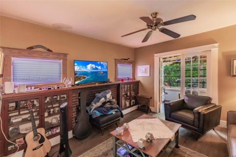 House in Biscayne Park, Florida 2 bedrooms, 121.14 sq.m. № 1699196 - photo 8