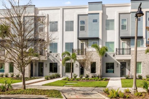 Commercial property in Oviedo, Florida № 2099498