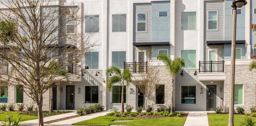 Commercial property in Oviedo, Florida № 2099498