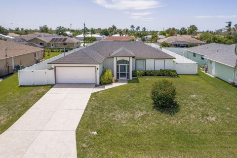 House in Cape Coral, Florida 3 bedrooms, 131.46 sq.m. № 2146986
