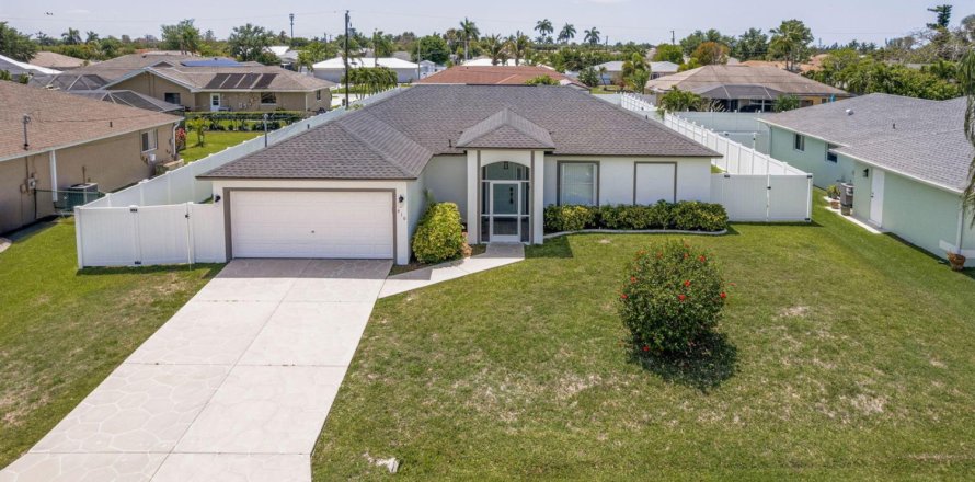 House in Cape Coral, Florida 3 bedrooms, 131.46 sq.m. № 2146986