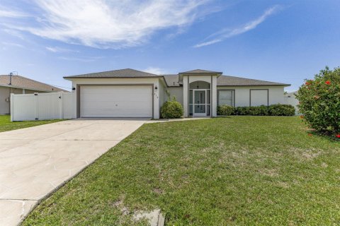 House in Cape Coral, Florida 3 bedrooms, 131.46 sq.m. № 2146986 - photo 6