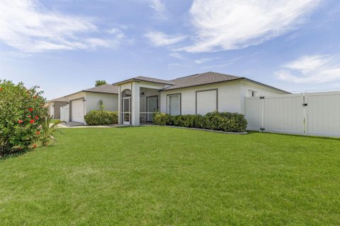House in Cape Coral, Florida 3 bedrooms, 131.46 sq.m. № 2146986 - photo 7