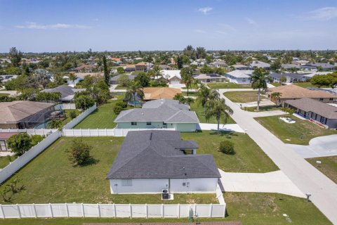 House in Cape Coral, Florida 3 bedrooms, 131.46 sq.m. № 2146986 - photo 3