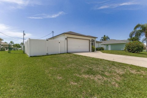 House in Cape Coral, Florida 3 bedrooms, 131.46 sq.m. № 2146986 - photo 9