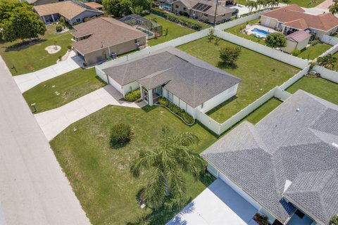 House in Cape Coral, Florida 3 bedrooms, 131.46 sq.m. № 2146986 - photo 5