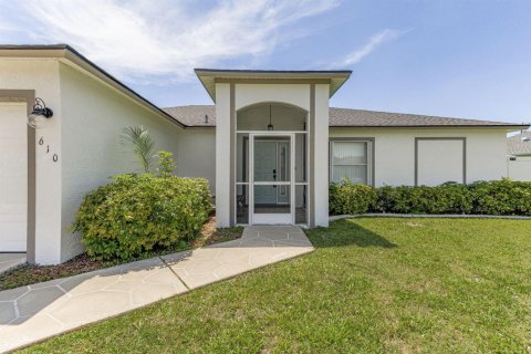 House in Cape Coral, Florida 3 bedrooms, 131.46 sq.m. № 2146986 - photo 10