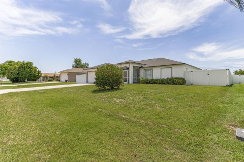 House in Cape Coral, Florida 3 bedrooms, 131.46 sq.m. № 2146986 - photo 8