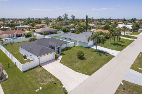 House in Cape Coral, Florida 3 bedrooms, 131.46 sq.m. № 2146986 - photo 2