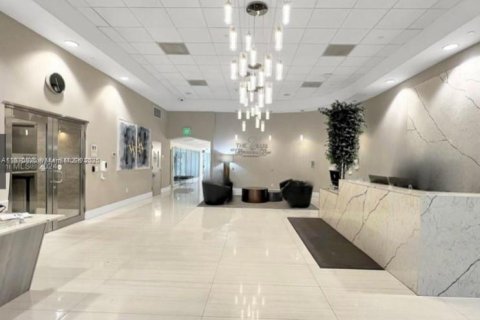 Condominio en alquiler en Miami, Florida, 1 dormitorio, 76.64 m2 № 1923546 - foto 10