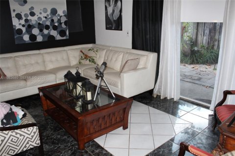 House in Cutler Bay, Florida 3 bedrooms, 132.2 sq.m. № 2045903 - photo 8