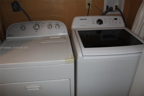 House in Cutler Bay, Florida 3 bedrooms, 132.2 sq.m. № 2045903 - photo 23