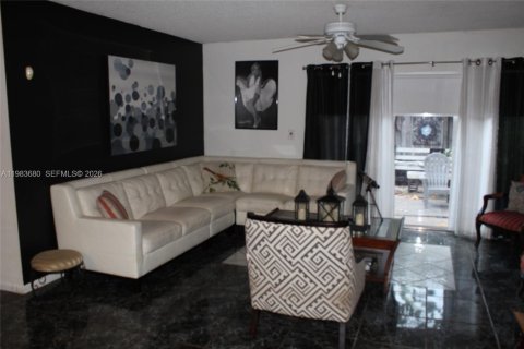 House in Cutler Bay, Florida 3 bedrooms, 132.2 sq.m. № 2045903 - photo 13