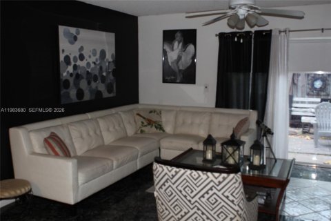 House in Cutler Bay, Florida 3 bedrooms, 132.2 sq.m. № 2045903 - photo 12