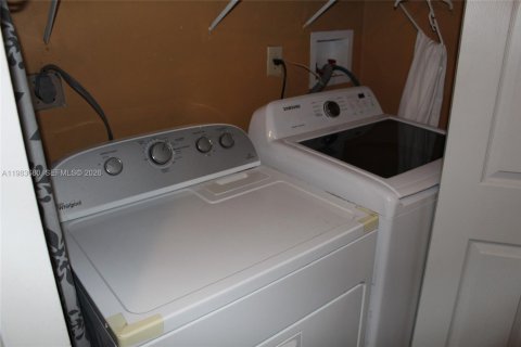 House in Cutler Bay, Florida 3 bedrooms, 132.2 sq.m. № 2045903 - photo 11