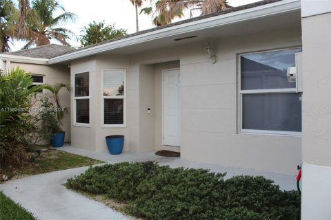 House in Cutler Bay, Florida 3 bedrooms, 132.2 sq.m. № 2045903 - photo 29