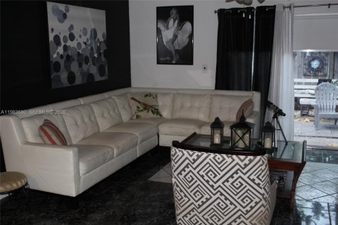 House in Cutler Bay, Florida 3 bedrooms, 132.2 sq.m. № 2045903 - photo 16