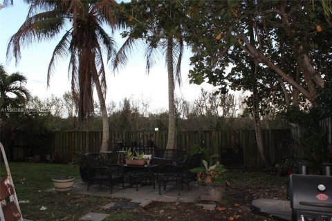 House in Cutler Bay, Florida 3 bedrooms, 132.2 sq.m. № 2045903 - photo 25