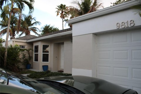 House in Cutler Bay, Florida 3 bedrooms, 132.2 sq.m. № 2045903