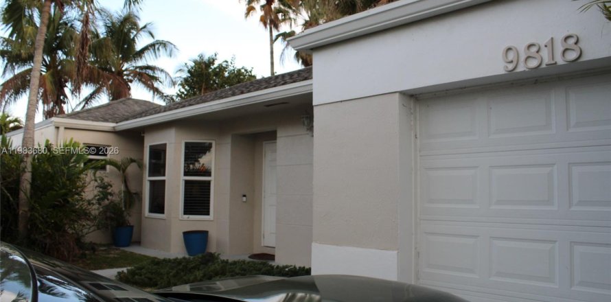 House in Cutler Bay, Florida 3 bedrooms, 132.2 sq.m. № 2045903