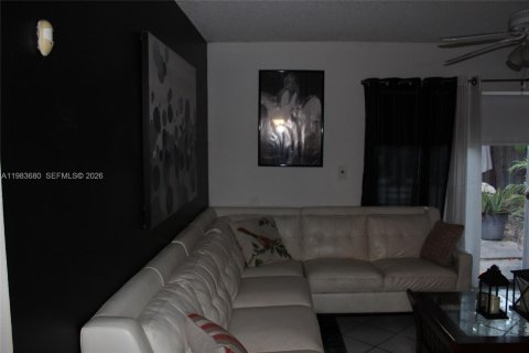 House in Cutler Bay, Florida 3 bedrooms, 132.2 sq.m. № 2045903 - photo 19