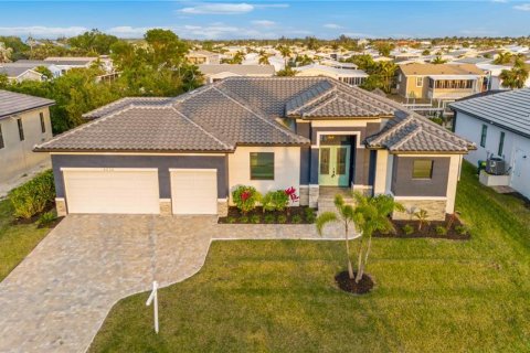 House in Punta Gorda, Florida 3 bedrooms, 216.09 sq.m. № 1813762 - photo 1