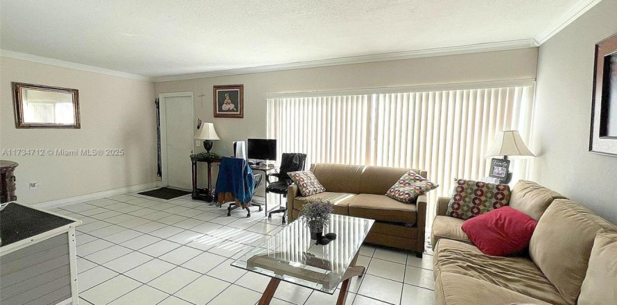 Townhouse in Miami, Florida 3 bedrooms, 154.22 sq.m. № 1484037