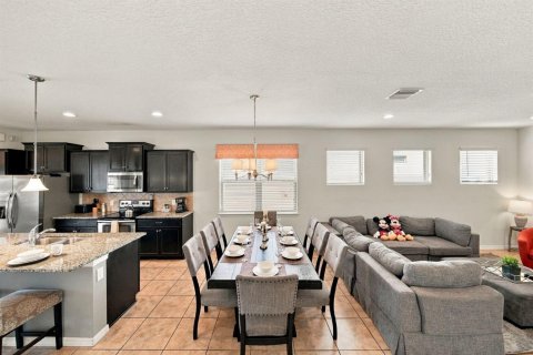 Villa ou maison à vendre à Kissimmee, Floride: 5 chambres, 243.59 m2 № 2414641 - photo 2