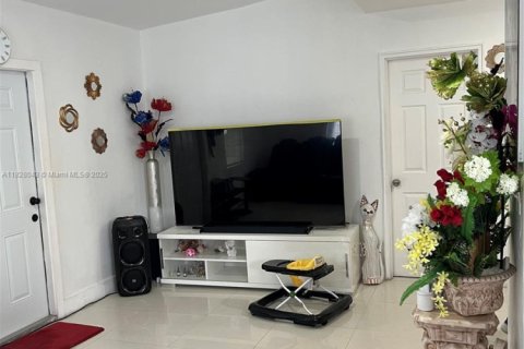House in Miami Gardens, Florida 3 bedrooms, 105.91 sq.m. № 1809684 - photo 12
