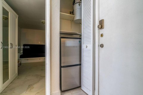 Condo in Hallandale Beach, Florida, 1 bedroom  № 2027756 - photo 19